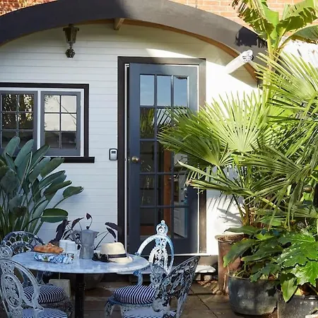 The Cabana - A Romantic Seaside Getaway And Garden Ryde  Exterior photo