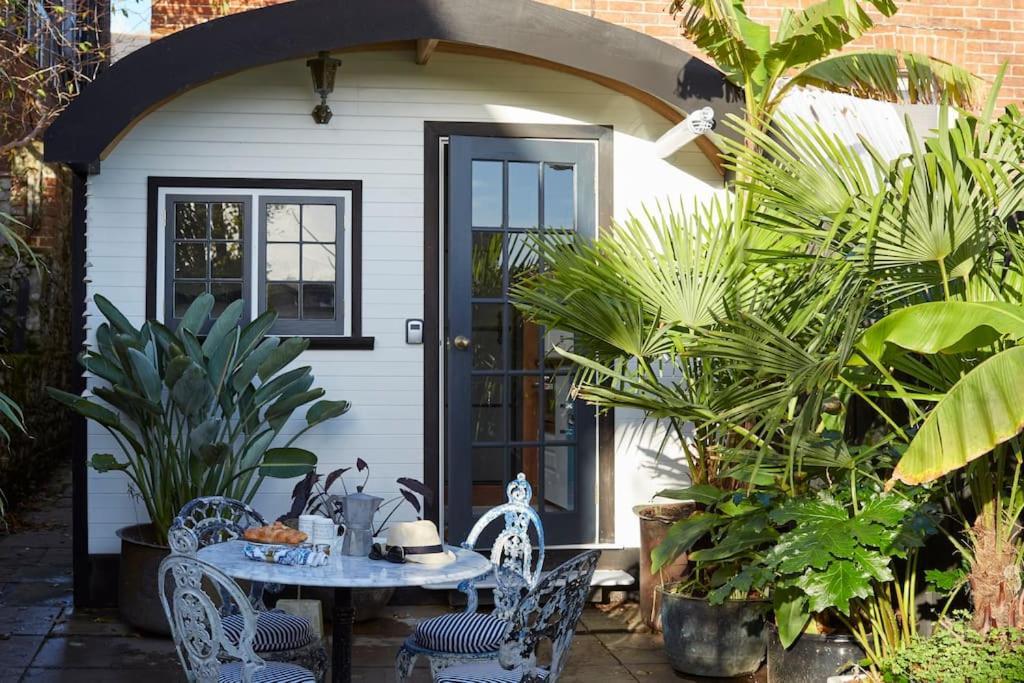 The - A Romantic Seaside Getaway And Garden Holiday home *
