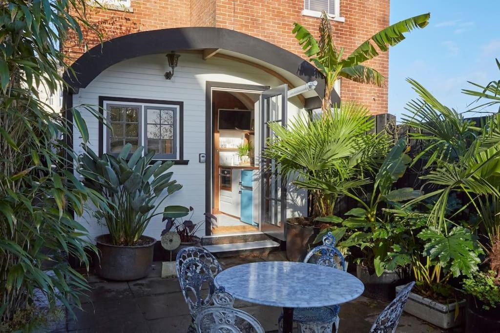The - A Romantic Seaside Getaway And Garden Ryde (Isle of Wight)