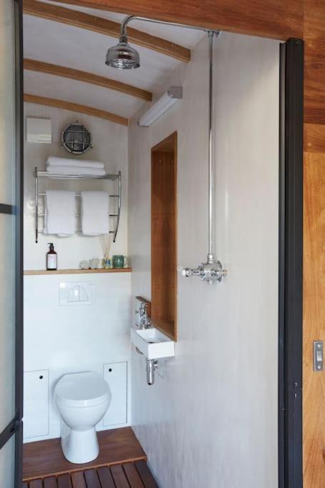 The - A Romantic Seaside Getaway And Garden Holiday home *