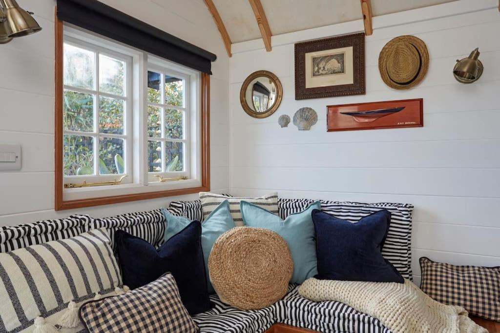 The - A Romantic Seaside Getaway And Garden Holiday home *