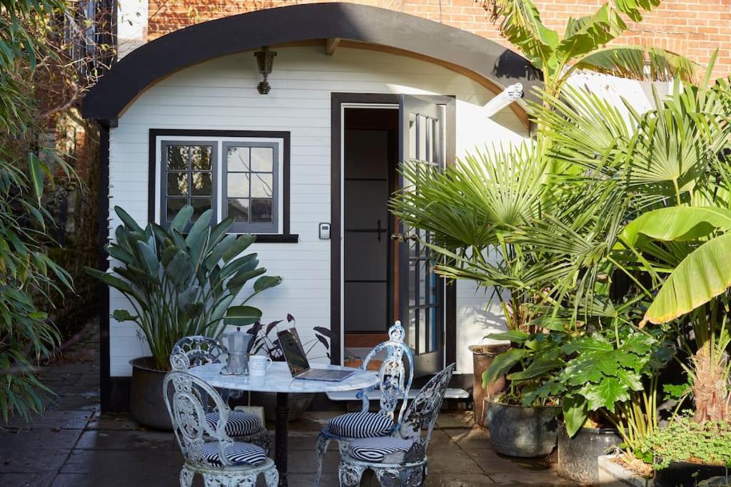 The - A Romantic Seaside Getaway And Garden