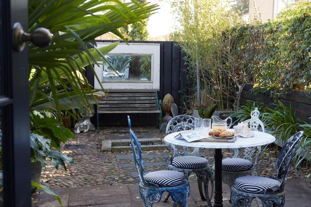 The - A Romantic Seaside Getaway And Garden Holiday home *